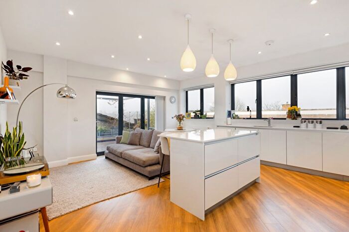 3 Bedroom Flat To Rent In Vaughan Road, Harpenden, AL5