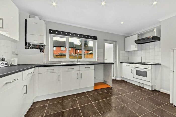 2 Bedroom Flat To Rent In Marden Crescent, Croydon CR0