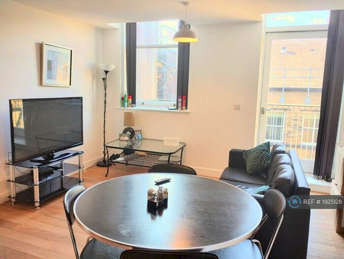 2 Bedroom Flat To Rent In Gallon House, Bradford, BD1