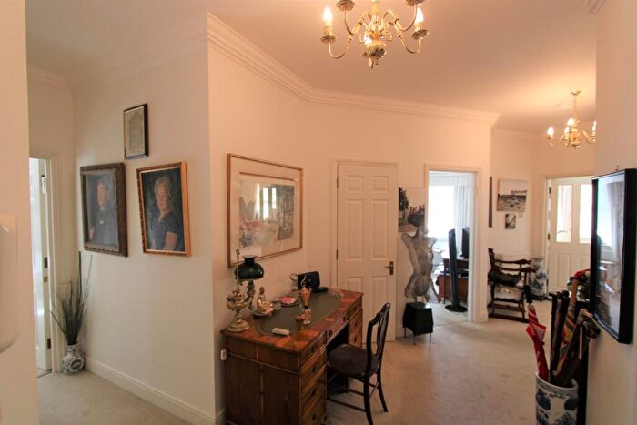 2 Bedroom Flat To Rent In Dewlands Court, Turnberry Close, London, London, NW4