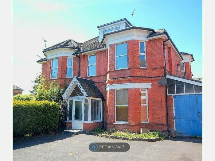 2 Bedroom Flat To Rent In Holdenhurst Road, Bournemouth, BH8