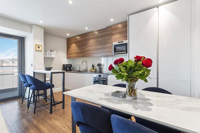 2 Bedroom Apartment For Sale In East Barnet Road, Barnet, EN4