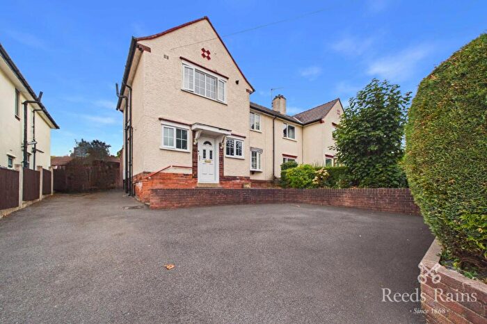3 Bedroom Semi-Detached House For Sale In Newbold Road, Chesterfield, Derbyshire, S41