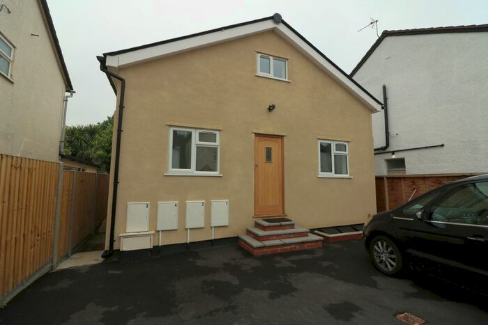 1 Bedroom Flat To Rent In New Road, Staines-Upon-Thames, Middlesex, TW18