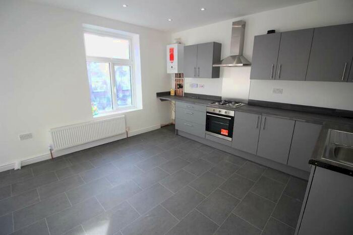 3 Bedroom Apartment To Rent In Huddersfield Road Oldham, OL4