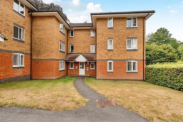 2 Bedroom Flat For Sale In Masefield Gardens, Crowthorne, Berkshire, RG45