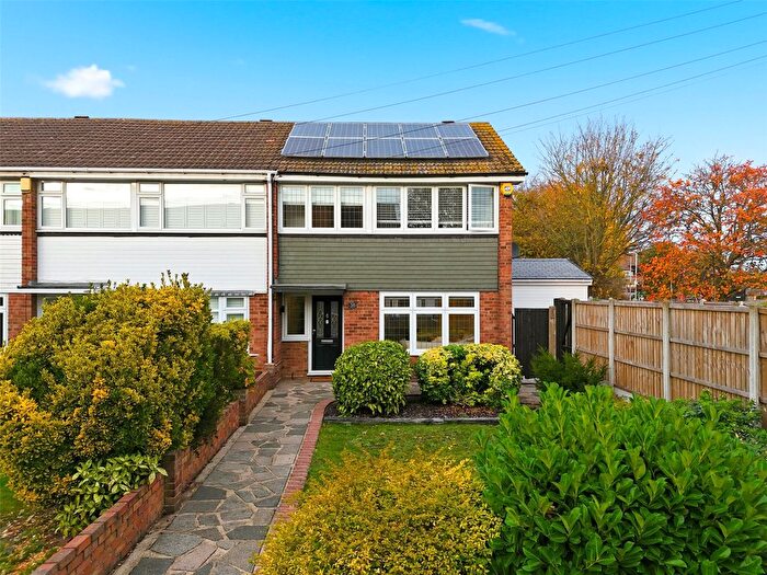 3 Bedroom Semi Detached House For Sale In Hawkinge Way, Hornchurch, RM12