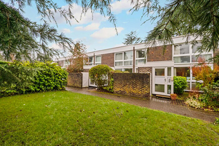 4 Bedroom Terraced House For Sale In Brackley, Weybridge, KT13