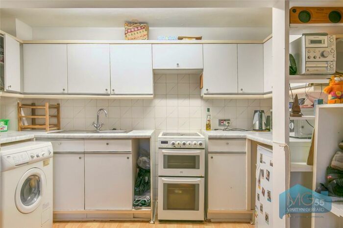 1 Bedroom Apartment For Sale In Greenway Close, Friern Barnet, London, N11