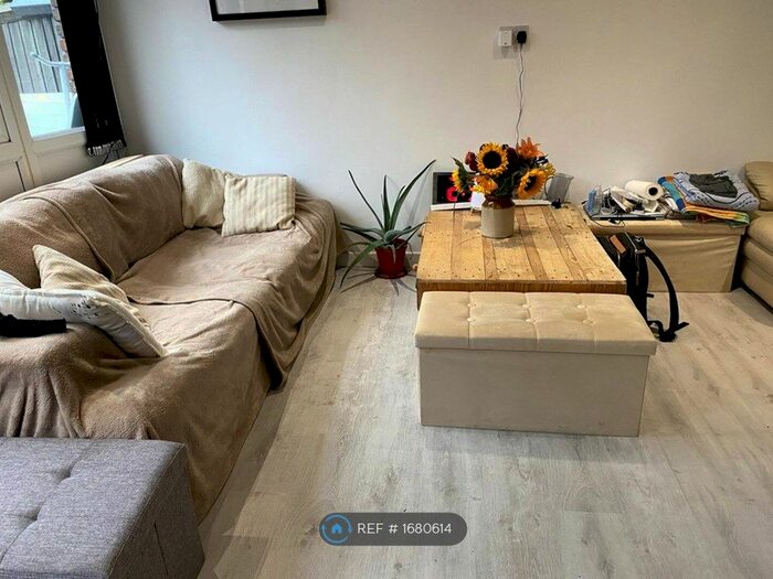 2 Bedroom Maisonette To Rent In Wood Lane, London, W12