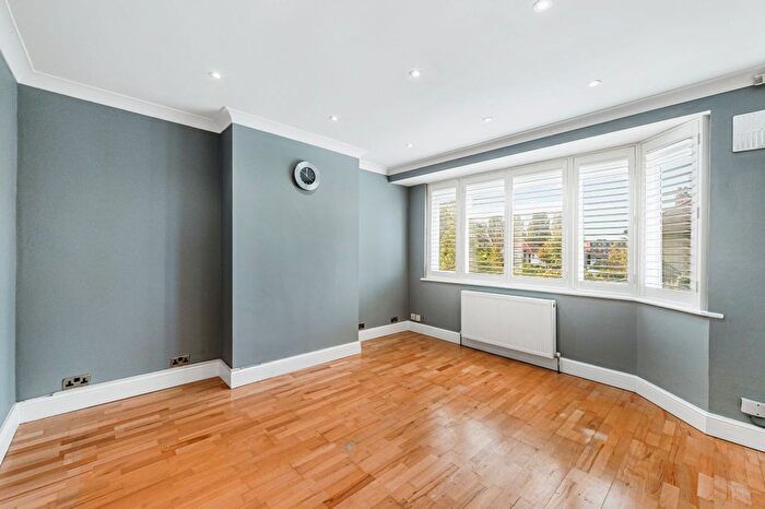 1 Bedroom Flat To Rent In Connell Crescent, Ealing, W5