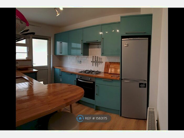 2 Bedroom Flat To Rent In Amblecote Road, London, SE12