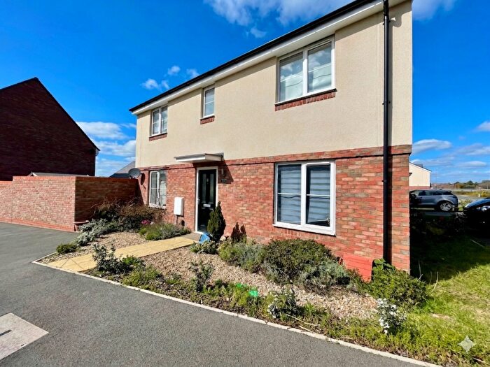 3 Bedroom Semi Detached House For Sale In Lynchets Road, Luton, Bedfordshire, LU2