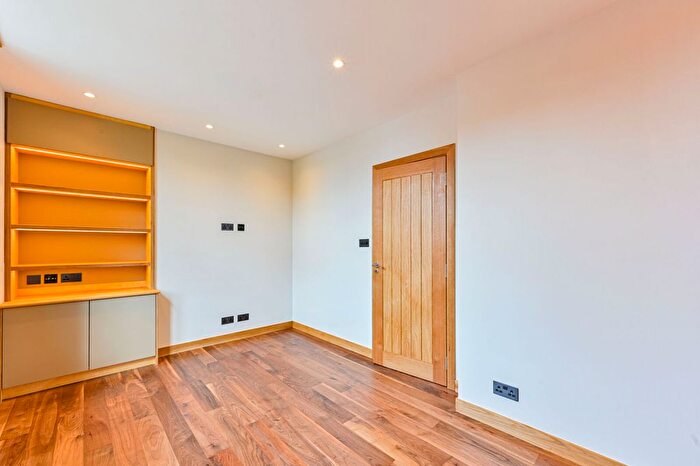 1 Bedroom Maisonette To Rent In Shepherds Bush, Shepherd's Bush, London, W12