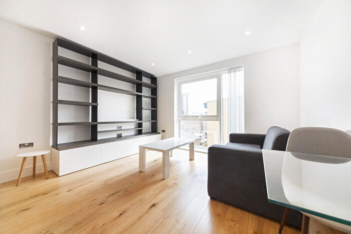 Apartment To Rent In Grove Park, London, NW9