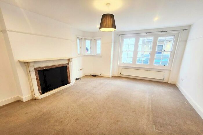 2 Bedroom Apartment To Rent In Bell Street, Marylebone, London, NW1