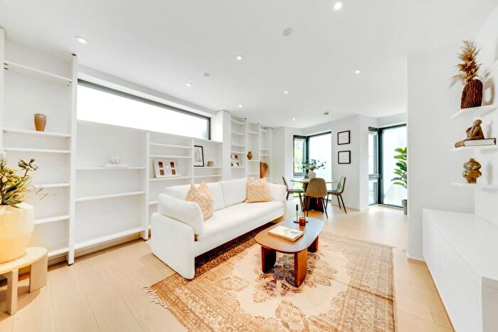 2 Bedroom Flat For Sale In Seven Sisters Road, London, N7