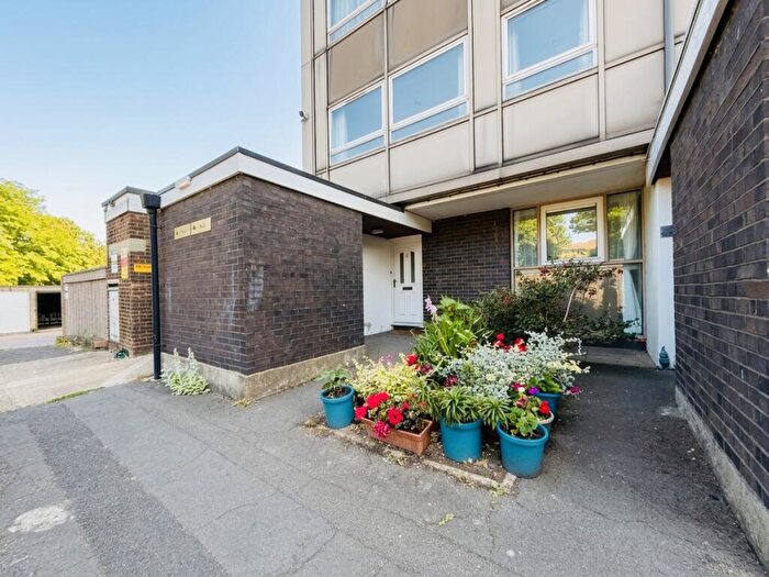 1 Bedroom Apartment To Rent In Grange Vale, Sutton, SM2