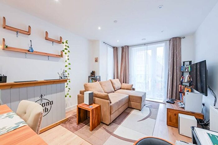 1 Bedroom Flat To Rent In Norman Grove, Bow, London, E3