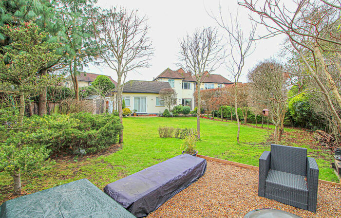 3 Bedroom Link Detached House To Rent In Welbeck Close, New Malden, KT3