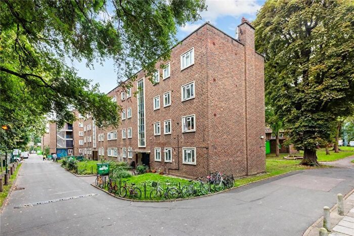 2 Bedroom Flat To Rent In Sinclair Court London, Highbury, New Park, London, N5