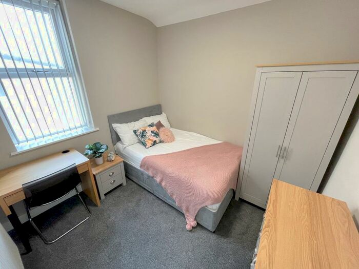 6 Bedroom House To Rent In Empress Road, L7