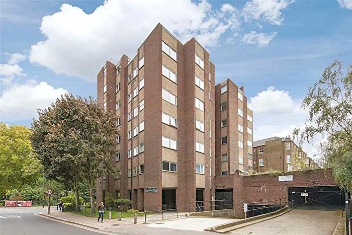 2 Bedroom Flat To Rent In Parkgate Road, London, SW11