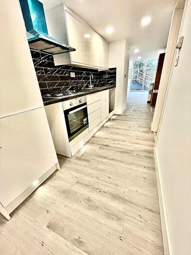 2 Bedroom Flat To Rent In Queens Drive, London, N4