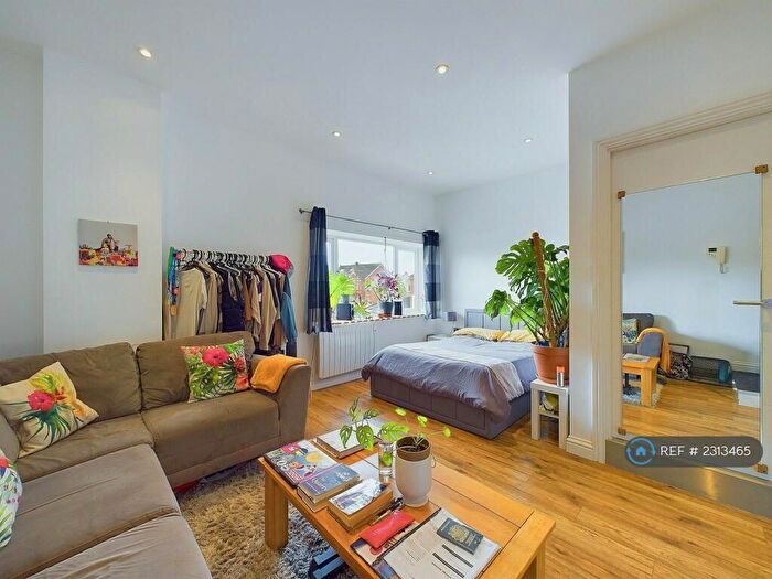 Studio To Rent In New Broadway, Worthing, BN11