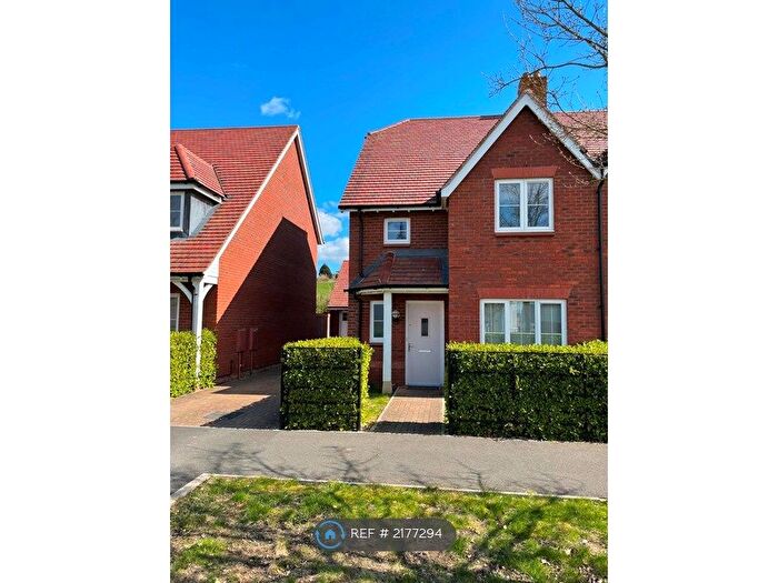 4 Bedroom Semi-Detached House To Rent In William Morris Way, Swindon, SN25