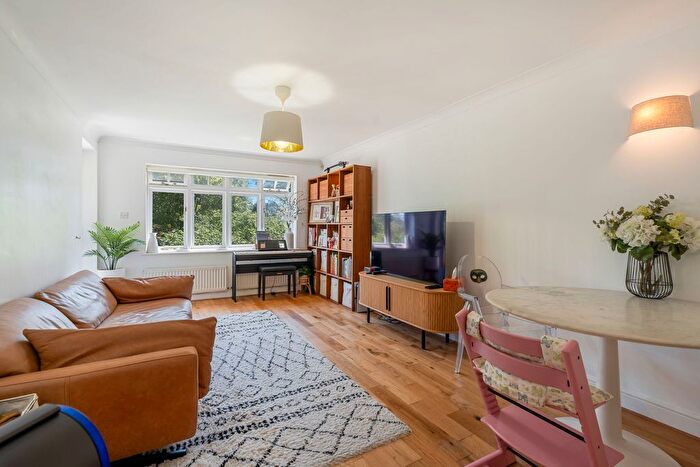 2 Bedroom Flat For Sale In Worcester Road, Kingswood Mansions, SM2