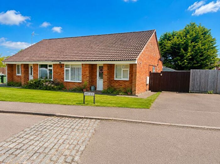 2 Bedroom Bungalow For Sale In Banesberie Close, Banbury, OX16