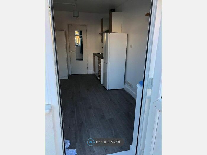 Studio To Rent In Empire Road, London, UB6