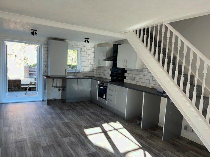 2 Bedroom Semi-Detached House To Rent In Greenfields Close, Little Ridge, TN37