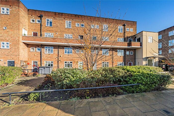3 Bedroom Maisonette For Sale In Stroud Crescent, London, SW15