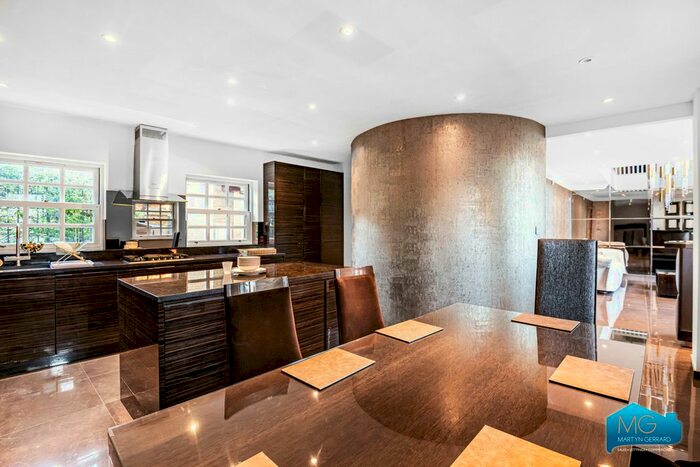 2 Bedroom Flat To Rent In - Games Road, Barnet, London, EN4