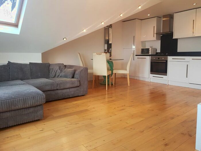 3 Bedroom Flat To Rent In Trinity Road, London, SW17