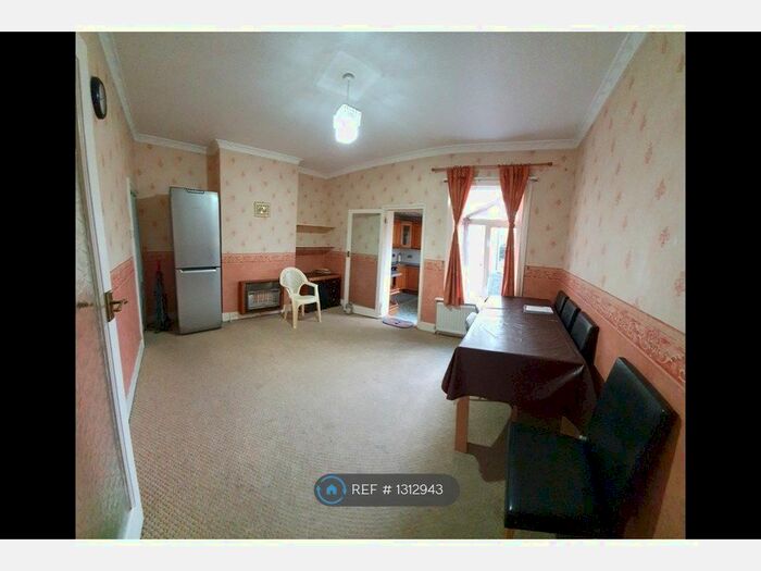 3 Bedroom End Of Terrace House To Rent In Inwood Road, Hounslow TW3