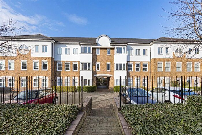 2 Bedroom Flat For Sale In Nightingale Court, Hertford, SG14