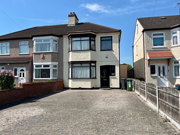 3 Bedroom Semi-Detached House For Sale In Gorseway, Rush Green, Romford, RM7