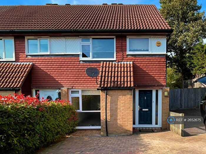 3 Bedroom End Of Terrace House To Rent In Hillside Close, Banstead, SM7