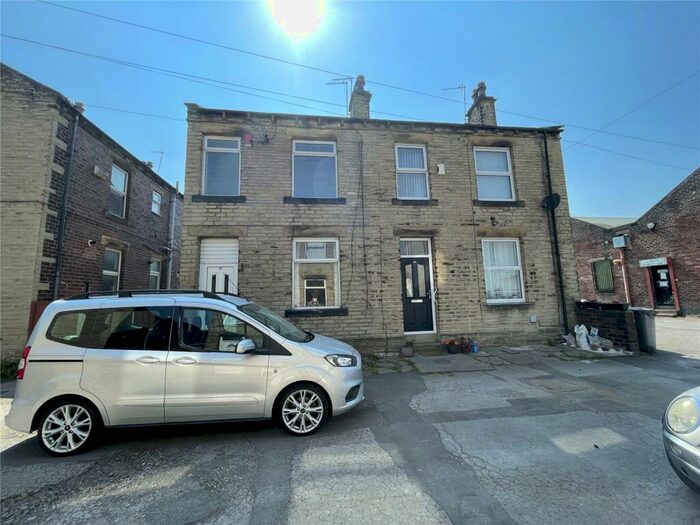 3 Bedroom Semi-Detached House To Rent In Heaton Street, Cleckheaton, West Yorkshire, BD19