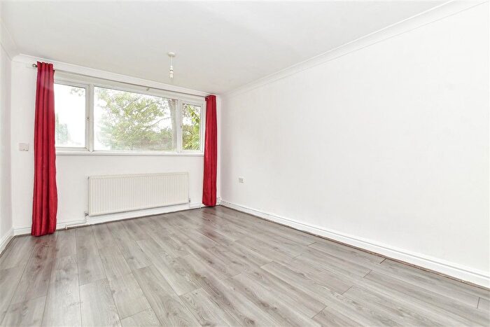2 Bedroom Flat For Sale In Landseer Avenue, Manor Park, London, E12