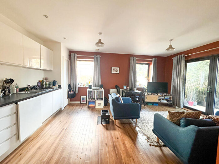 2 Bedroom Flat For Sale In Carnarvon Close, Southend-On-Sea, SS2