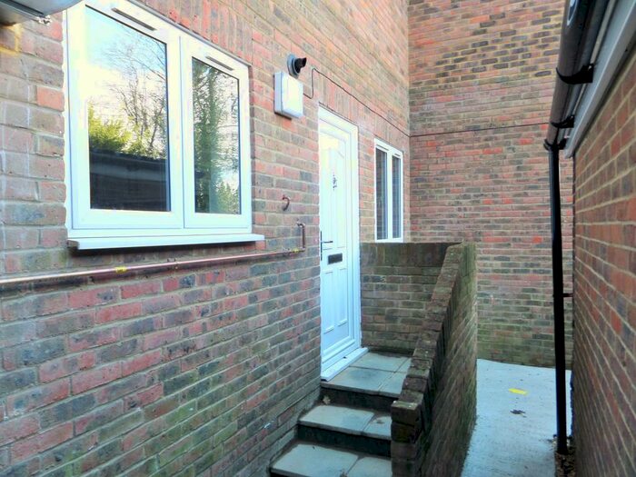 3 Bedroom Flat To Rent In The Broadway, Haywards Heath, RH16