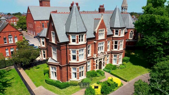 3 Bedroom Duplex To Rent In Montague House, Repton Park, Woodford Green, IG8