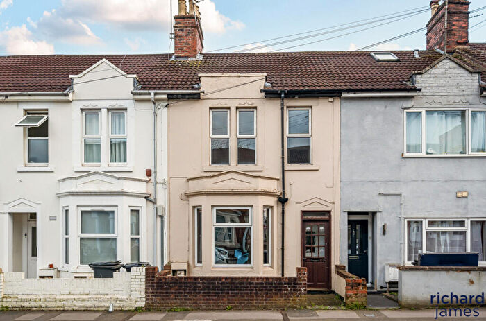 3 Bedroom Terraced House For Sale In Curtis Street, Swindon, SN1