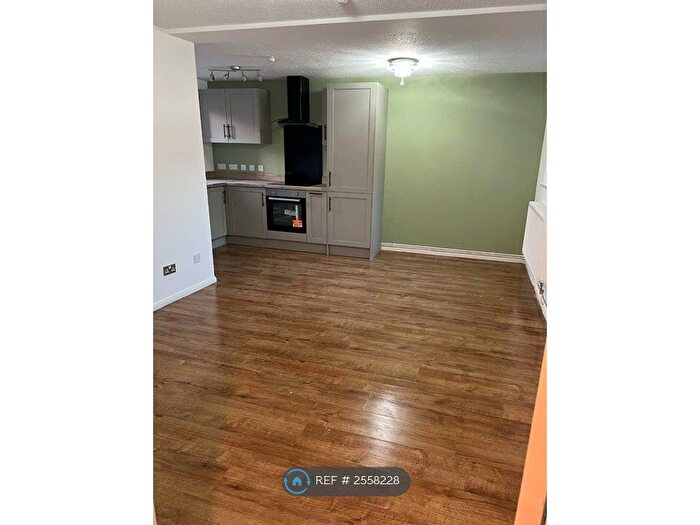 3 Bedroom Flat To Rent In Howard Close, Daventry, NN11