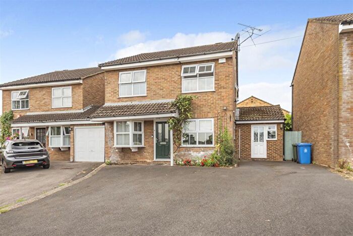 4 Bedroom Detached House For Sale In Highway Avenue, Maidenhead, SL6