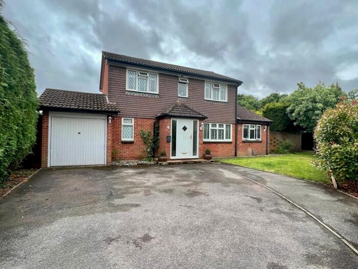 4 Bedroom Detached House To Rent In Thirlmere Close, Egham, TW20